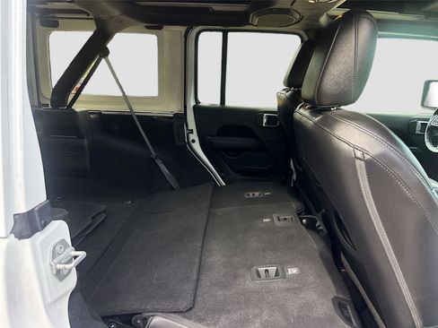 Used 2019 Jeep Wrangler Unlimited Sahara image 28