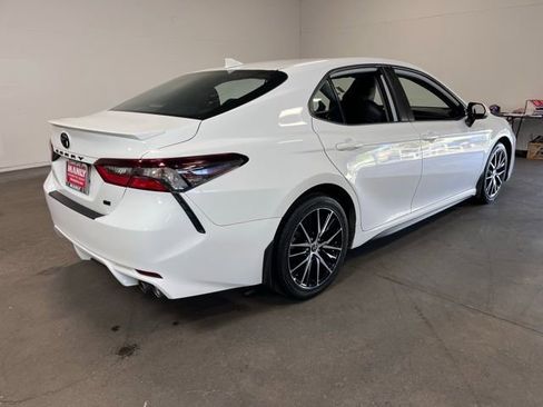 Used 2022 Toyota Camry SE image 3