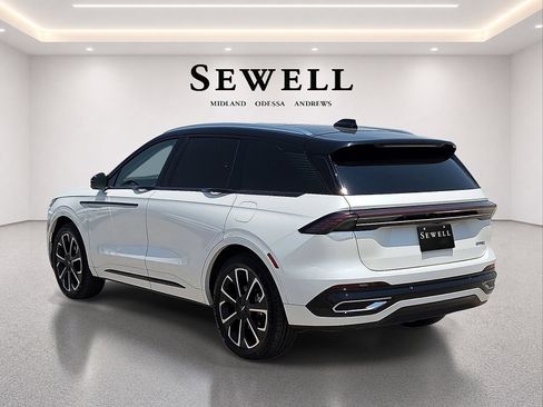 Certified 2025 Lincoln Nautilus Reserve AWD/4WD image 5