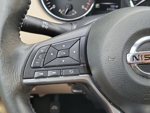 Used 2017 Nissan Rogue SV FWD image 23