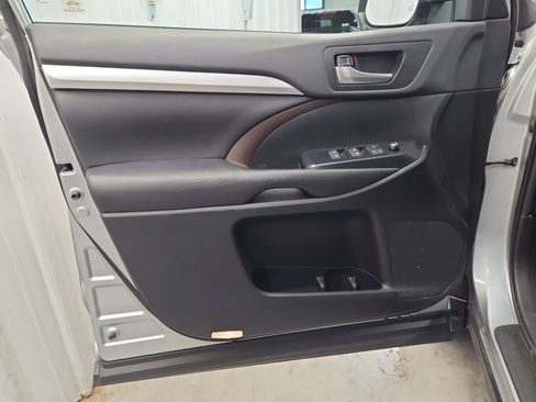 Certified 2019 Toyota Highlander XLE AWD/4WD image 14
