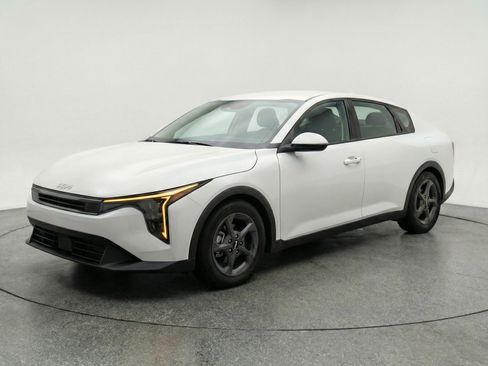 Used 2025 Kia K4 LXS image 3