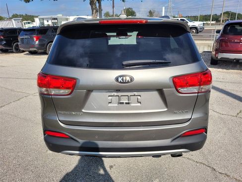 Used 2017 Kia Sorento EX image 12