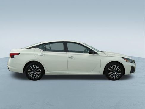 Used 2025 Nissan Altima 2.5 SV image 10