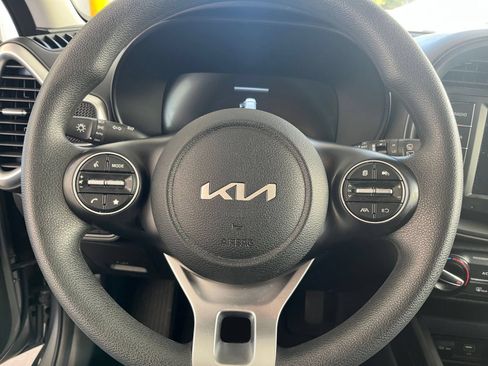 Used 2025 Kia Soul LX w/ LX Technology Package FWD image 28