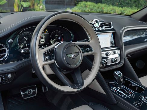Used 2023 Bentley Bentayga Extended Wheelbase image 29
