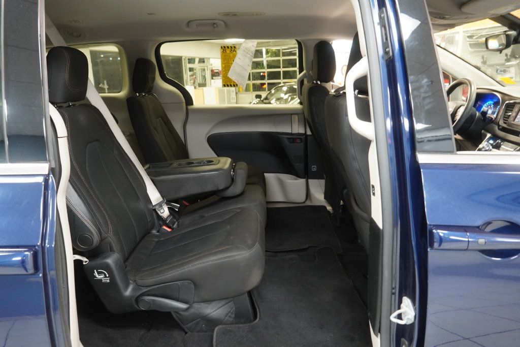 Used 2017 Chrysler Pacifica Touring FWD image 29