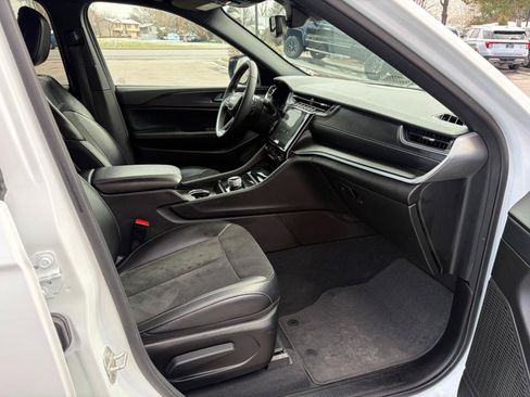 Used 2024 Jeep Grand Cherokee L Laredo AWD/4WD image 9