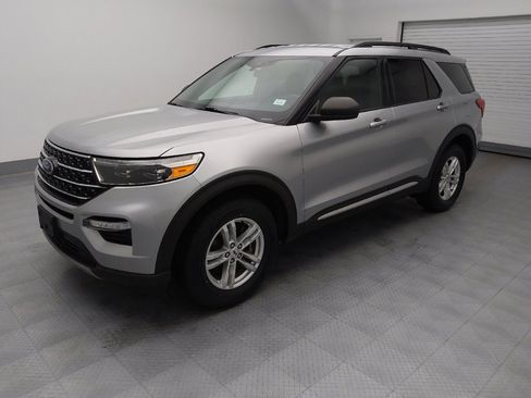 Used 2020 Ford Explorer XLT w/ Equipment Group 202A AWD/4WD image 2