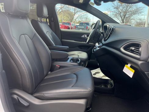 New 2026 Chrysler Pacifica Select image 28