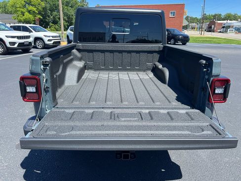 New 2025 Jeep Gladiator Sport image 17