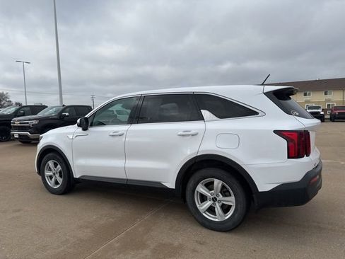 Used 2022 Kia Sorento LX image 4