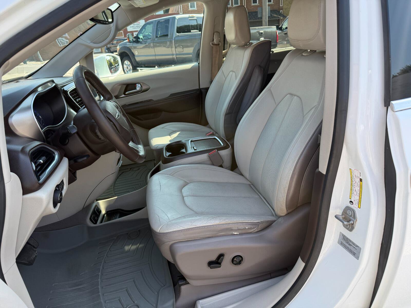 Used 2017 Chrysler Pacifica Touring-L Plus FWD image 9