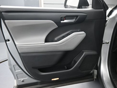 Used 2022 Toyota Highlander XLE image 16