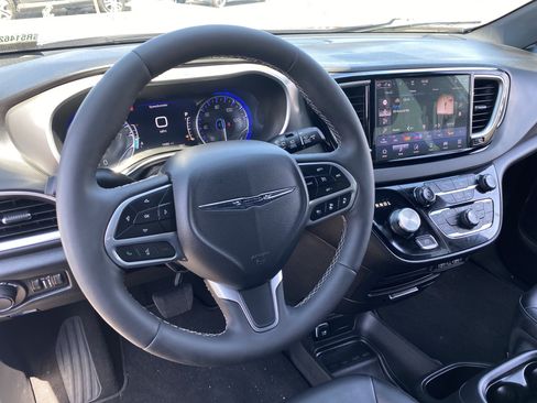 Used 2025 Chrysler Voyager LX FWD image 21