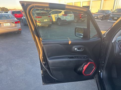 Used 2019 Jeep Renegade Trailhawk w/ LED Lighting Group image 9