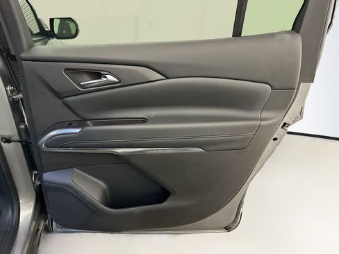 Used 2025 Chevrolet Traverse LT image 33
