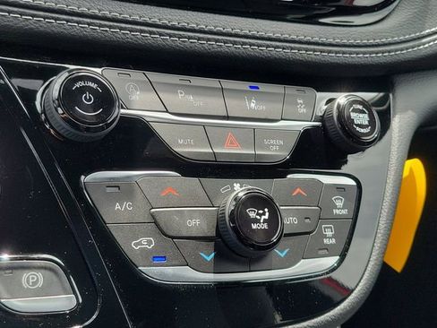 New 2026 Chrysler Pacifica Limited image 24