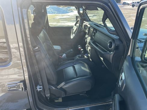 Used 2019 Jeep Wrangler Unlimited Sahara image 14