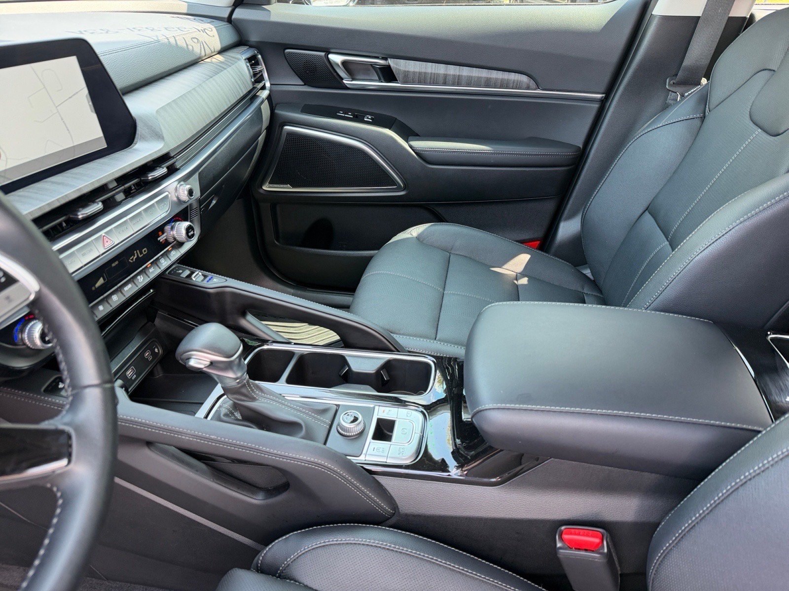 Used 2024 Kia Telluride SX w/ Towing Package FWD image 12