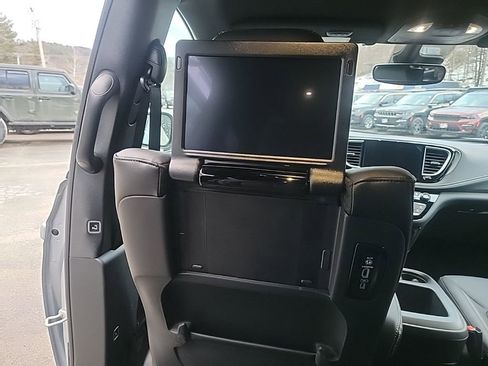 New 2026 Chrysler Pacifica Select image 16