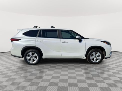 Used 2023 Toyota Highlander LE FWD image 8