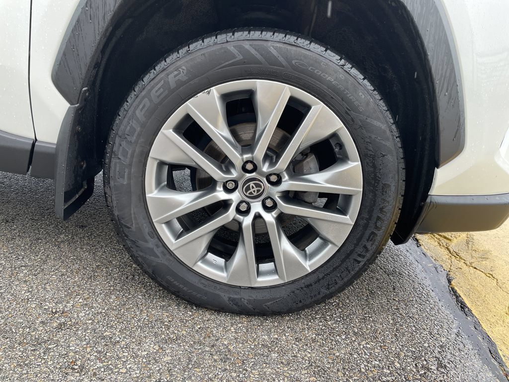 Certified 2022 Toyota RAV4 XLE Premium AWD/4WD image 11