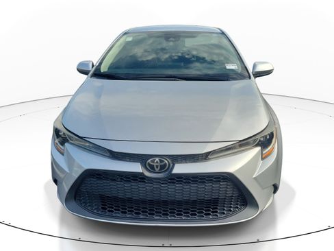 Used 2021 Toyota Corolla LE FWD image 2