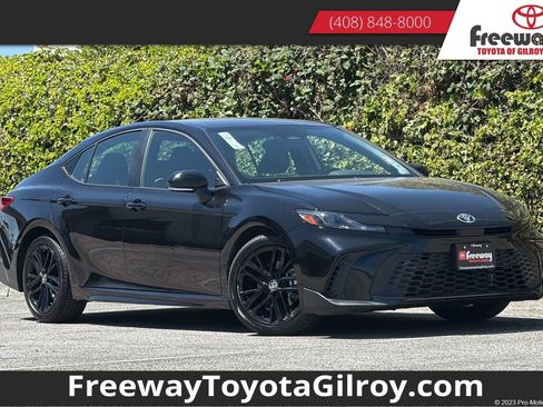 Used 2025 Toyota Camry SE FWD image 1