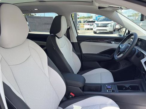 New 2025 Volkswagen Tiguan SE image 9