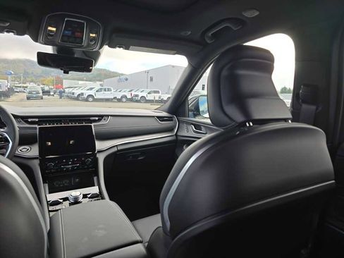 New 2025 Jeep Grand Cherokee Overland w/ Luxury Tech Group IV AWD/4WD image 14