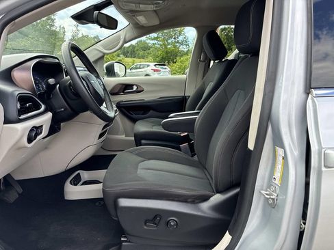 Used 2023 Chrysler Voyager LX FWD image 25
