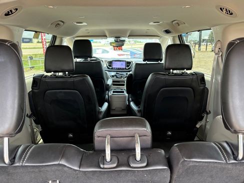 Used 2023 Chrysler Pacifica Touring-L FWD image 16