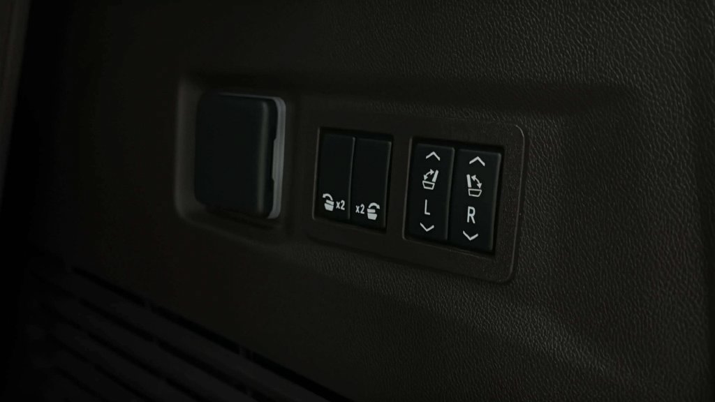 Used 2022 GMC Yukon Denali AWD/4WD image 9