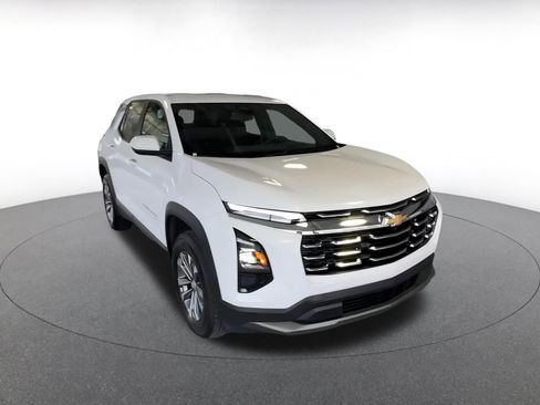 Used 2025 Chevrolet Equinox LT image 3
