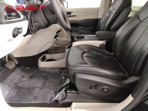 Used 2023 Chrysler Pacifica Touring-L FWD image 22
