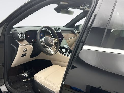 Used 2025 Mercedes-Benz GLC 300 4MATIC image 10
