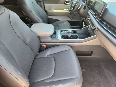 New 2026 Kia Carnival EX FWD image 13