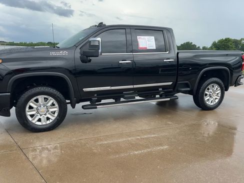 Used 2025 Chevrolet Silverado 3500 High Country w/ Technology Package AWD/4WD image 4