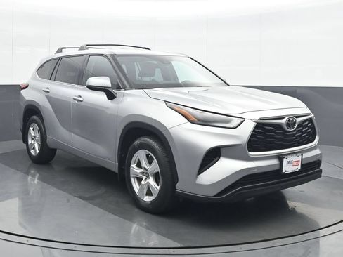 Used 2022 Toyota Highlander L AWD/4WD image 9