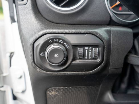 Used 2022 Jeep Wrangler Unlimited Sahara w/ LED Lighting Group AWD/4WD image 16