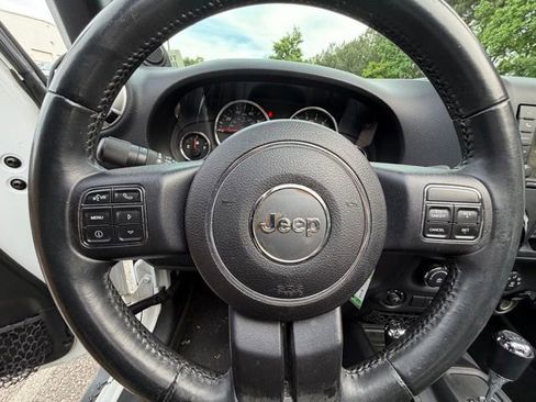 Used 2014 Jeep Wrangler Unlimited Sahara w/ Connectivity Group AWD/4WD image 9