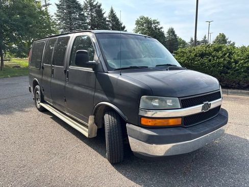 Used 2005 Chevrolet Express 1500 RWD image 2