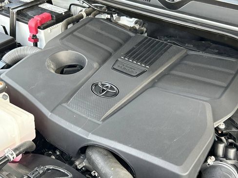 Used 2022 Toyota Tundra SR5 w/ SR5 Convenience Package AWD/4WD image 26