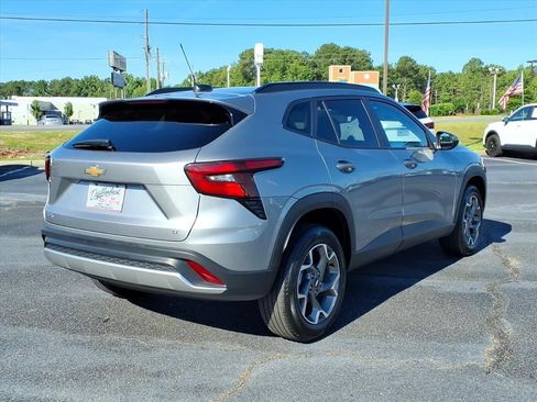 Used 2025 Chevrolet Trax LT FWD image 17