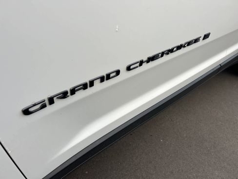 Used 2023 Jeep Grand Cherokee Limited w/ Black Appearance Package image 32