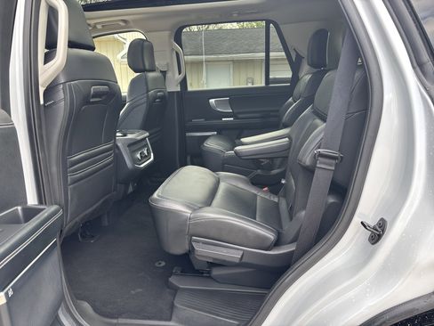 Used 2025 Ford Expedition Platinum AWD/4WD image 30