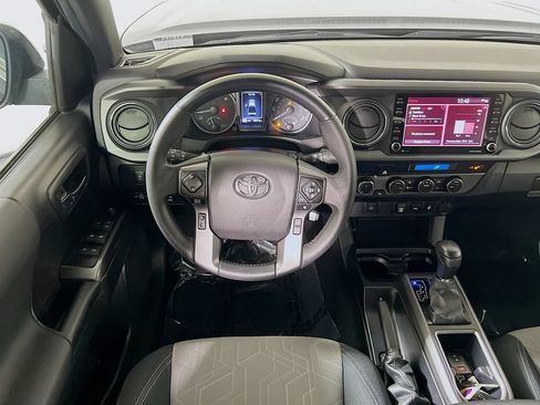 Used 2022 Toyota Tacoma TRD Off-Road AWD/4WD image 19
