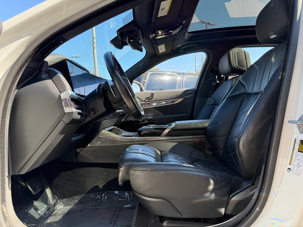 Used 2024 BMW 740i RWD image 25