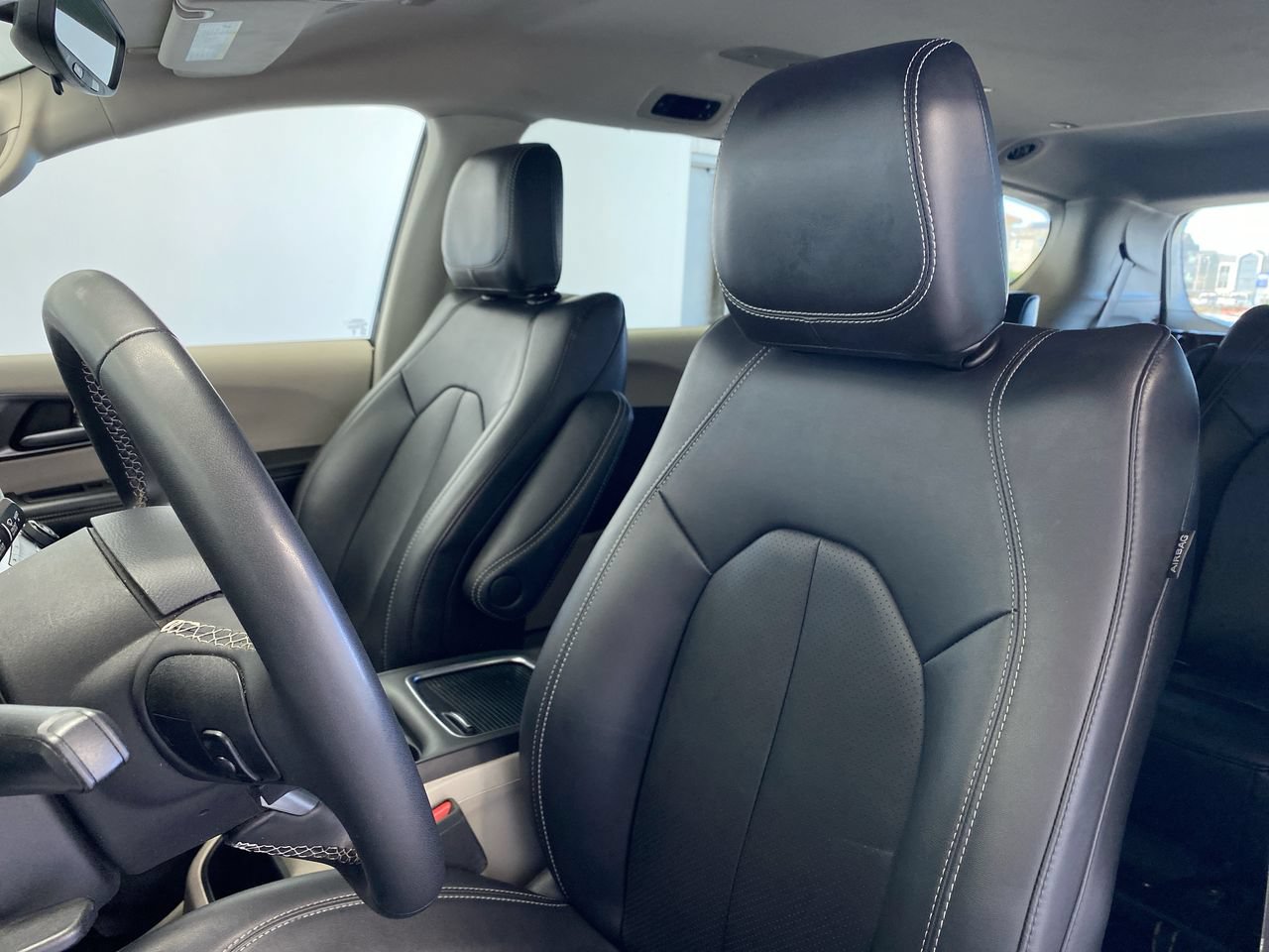 Used 2024 Chrysler Pacifica Limited FWD image 19